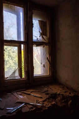 Eski, terk edilmiş ve mistik bir evde Windows'da kırık cam. Kırık pencere cam bir korku resim. Kasvetli iç, trajedi, korku, Cadılar Bayramı tasarımı için depresif arka plan