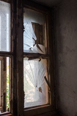 Eski, terk edilmiş ve mistik bir evde Windows'da kırık cam. Kırık pencere cam bir korku resim. Kasvetli iç, trajedi, korku, Cadılar Bayramı tasarımı için depresif arka plan