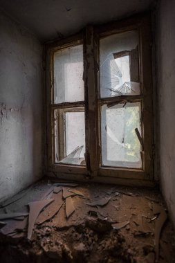 Eski, terk edilmiş ve mistik bir evde Windows'da kırık cam. Kırık pencere cam bir korku resim. Kasvetli iç, trajedi, korku, Cadılar Bayramı tasarımı için depresif arka plan