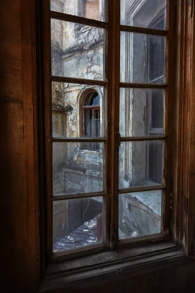 Vidrios Rotos Las Ventanas Una Vieja Casa Mística Abandonada Una — Foto de Stock