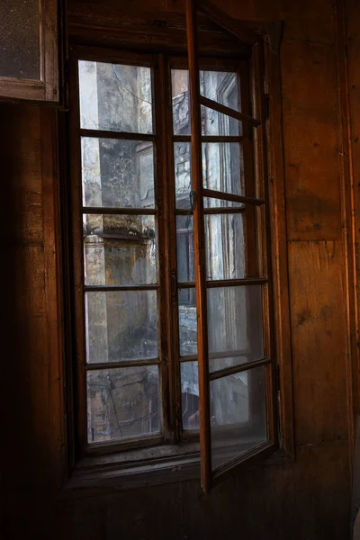 Vidro Partido Nas Janelas Uma Antiga Casa Mística Abandonada Uma — Fotografia de Stock