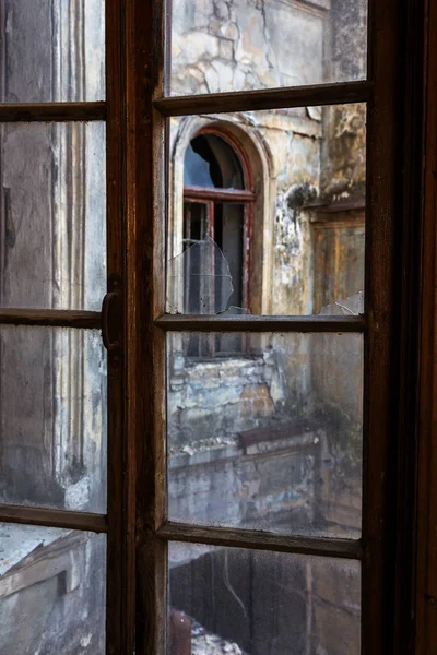 Eski, terk edilmiş ve mistik bir evde Windows'da kırık cam. Kırık pencere cam bir korku resim. Kasvetli iç, trajedi, korku, Cadılar Bayramı tasarımı için depresif arka plan