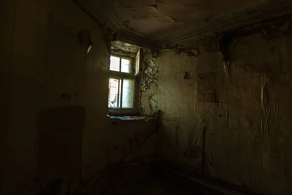 Verre Cassé Dans Les Fenêtres Une Vieille Maison Mystique Abandonnée — Photo