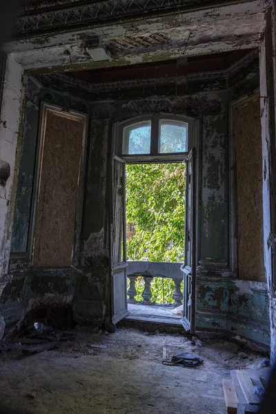 Vidrios Rotos Las Ventanas Una Vieja Casa Mística Abandonada Una —  Fotos de Stock