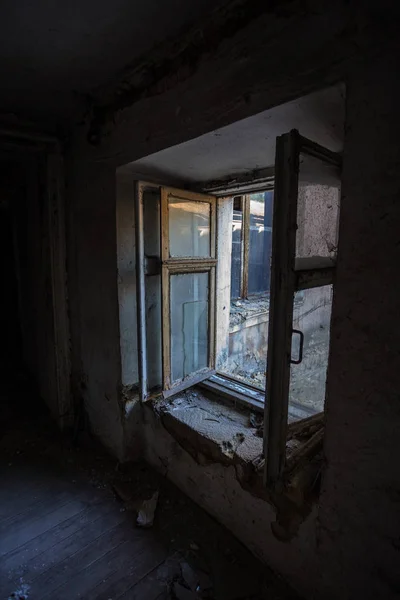 Vidrios Rotos Las Ventanas Una Vieja Casa Mística Abandonada Una —  Fotos de Stock