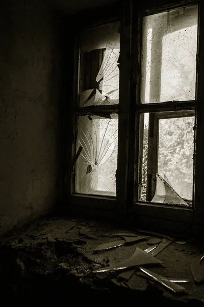 古い放棄された神秘的な家の窓にガラスが壊れてください 壊れた窓からすのホラー映画 内部は薄暗く ホラー ハロウィーンのデザインの抑うつの背景 — ストック写真