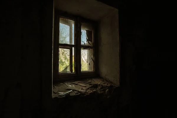一个废弃的神秘老房子的窗户上的碎玻璃 一张破窗玻璃的恐怖图片 阴郁的内部 令人沮丧的背景为悲剧 万圣节的设计 — 图库照片