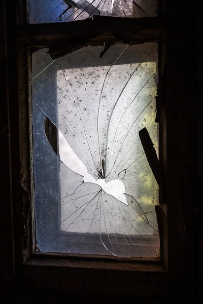 Verre Cassé Dans Les Fenêtres Une Vieille Maison Mystique Abandonnée — Photo