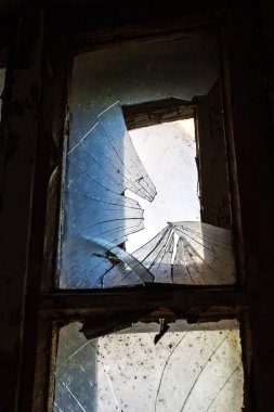 Eski, terk edilmiş ve mistik bir evde Windows'da kırık cam. Kırık pencere cam bir korku resim. Kasvetli iç, trajedi, korku, Cadılar Bayramı tasarımı için depresif arka plan