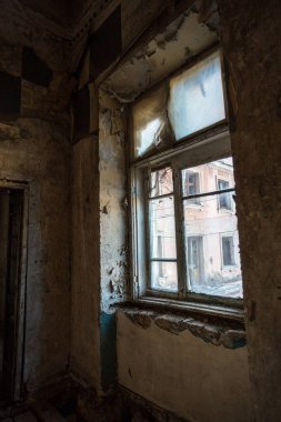 Eski, terk edilmiş ve mistik bir evde Windows'da kırık cam. Kırık pencere cam bir korku resim. Kasvetli iç, trajedi, korku, Cadılar Bayramı tasarımı için depresif arka plan