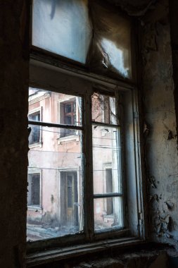 Eski, terk edilmiş ve mistik bir evde Windows'da kırık cam. Kırık pencere cam bir korku resim. Kasvetli iç, trajedi, korku, Cadılar Bayramı tasarımı için depresif arka plan