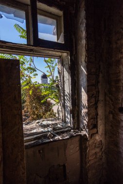 Eski, terk edilmiş ve mistik bir evde Windows'da kırık cam. Kırık pencere cam bir korku resim. Kasvetli iç, trajedi, korku, Cadılar Bayramı tasarımı için depresif arka plan