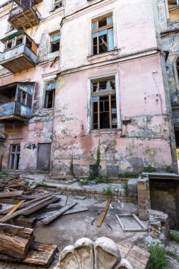 Eski, terk edilmiş ve mistik bir evde Windows'da kırık cam. Kırık pencere cam bir korku resim. Kasvetli iç, trajedi, korku, Cadılar Bayramı tasarımı için depresif arka plan