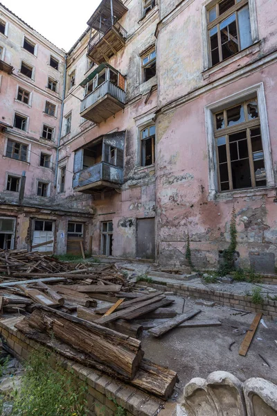 Розбите Скло Вікнах Старого Покинутого Містичного Будинку Жахливе Зображення Розбитого — стокове фото