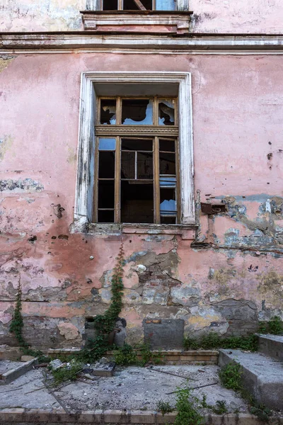 Verre Cassé Dans Les Fenêtres Une Vieille Maison Mystique Abandonnée — Photo