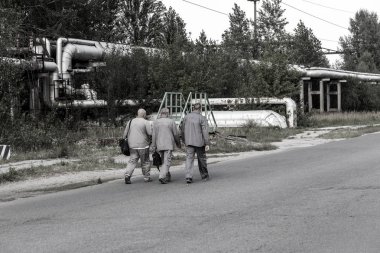 İşçiler ile yeni bir doğumdan Chernobyl nükleer enerji santrali reaktör 4'e geçin. Küresel atomik felaket. Çernobil dışlama bölgesi