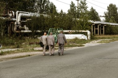 İşçiler ile yeni bir doğumdan Chernobyl nükleer enerji santrali reaktör 4'e geçin. Küresel atomik felaket. Çernobil dışlama bölgesi