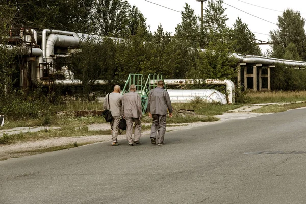 İşçiler ile yeni bir doğumdan Chernobyl nükleer enerji santrali reaktör 4'e geçin. Küresel atomik felaket. Çernobil dışlama bölgesi