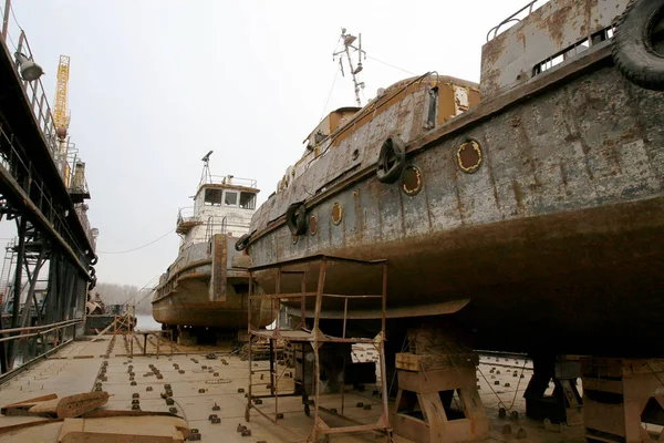 Puerto Fluvial Viejos Barcos Oxidados Las Poblaciones Dique Seco Del —  Fotos de Stock