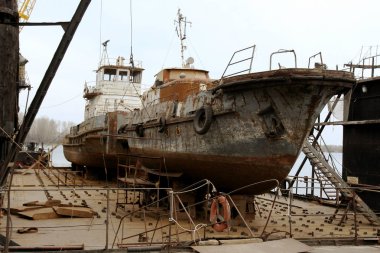 Arşiv 2008 nehir bağlantı noktası Ust-tuna kriz yok edildi. Havuz nehir bağlantı noktasının hisselerinde eski paslı gemilerde. Eski nehir gemileri pas onarım nehir gemileri için dock tamir dükkanı hisse senedi üzerinde