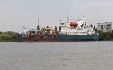 Yeni bağlantı noktaları için arazi ıslah çalışmaları sırasında römork Bunker emilimi için tarak. Emme serpmek. Dinai Nehri Fairway içinde tarama. Arazi ıslahı üzerinde çalışırken kesici emme Ekskavatör