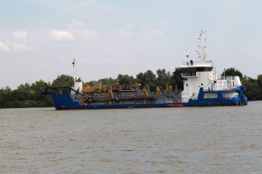 Yeni bağlantı noktaları için arazi ıslah çalışmaları sırasında römork Bunker emilimi için tarak. Emme serpmek. Dinai Nehri Fairway içinde tarama. Arazi ıslahı üzerinde çalışırken kesici emme Ekskavatör