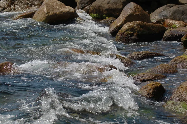 Den Felsen Der Felsigen Küste Brechen Schöne Meereswellen Auf Helle — Stockfoto