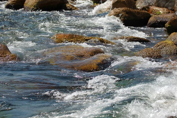 Belles Vagues Sont Brisées Sur Les Rochers Côte Rocheuse Vue — Photo