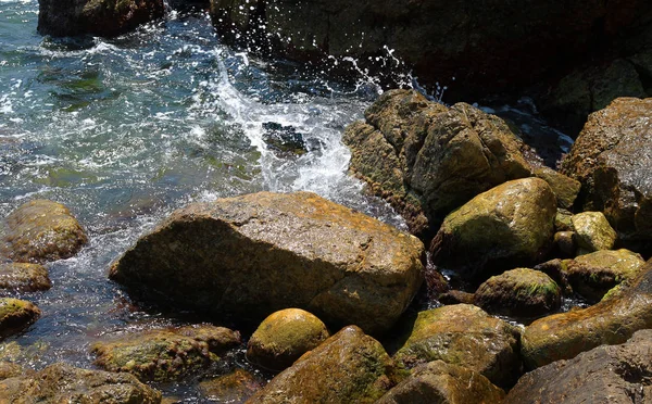 Hermosas Olas Marinas Rompen Las Rocas Costa Rocosa Vista Brillante —  Fotos de Stock