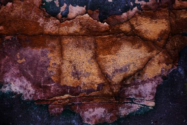 Alçı tuğla duvarın boş eski sanat dokusu. Yaprak dokusuyla boyanmış taş tuğla duvarın çatlaklarıyla kötü çizilmiş yüzey. Hasarlı alçıyla binanın ön cephesini ovaladım.