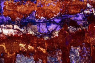 Alçı tuğla duvarın boş eski sanat dokusu. Yaprak dokusuyla boyanmış taş tuğla duvarın çatlaklarıyla kötü çizilmiş yüzey. Hasarlı alçıyla binanın ön cephesini ovaladım.