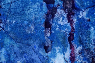 Alçı tuğla duvarın boş eski sanat dokusu. Yaprak dokusuyla boyanmış taş tuğla duvarın çatlaklarıyla kötü çizilmiş yüzey. Hasarlı alçıyla binanın ön cephesini ovaladım.