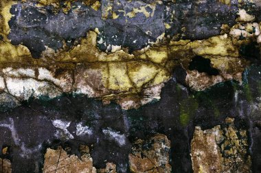 Alçı tuğla duvarın boş eski sanat dokusu. Yaprak dokusuyla boyanmış taş tuğla duvarın çatlaklarıyla kötü çizilmiş yüzey. Hasarlı alçıyla binanın ön cephesini ovaladım.