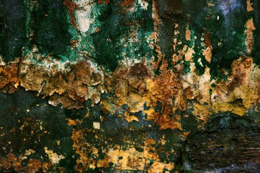 Alçı tuğla duvarın boş eski sanat dokusu. Yaprak dokusuyla boyanmış taş tuğla duvarın çatlaklarıyla kötü çizilmiş yüzey. Hasarlı alçıyla binanın ön cephesini ovaladım.