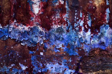 Alçı tuğla duvarın boş eski sanat dokusu. Yaprak dokusuyla boyanmış taş tuğla duvarın çatlaklarıyla kötü çizilmiş yüzey. Hasarlı alçıyla binanın ön cephesini ovaladım.