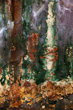 Alçı tuğla duvarın boş eski sanat dokusu. Yaprak dokusuyla boyanmış taş tuğla duvarın çatlaklarıyla kötü çizilmiş yüzey. Hasarlı alçıyla binanın ön cephesini ovaladım.