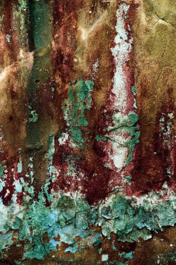 Alçı tuğla duvarın boş eski sanat dokusu. Yaprak dokusuyla boyanmış taş tuğla duvarın çatlaklarıyla kötü çizilmiş yüzey. Hasarlı alçıyla binanın ön cephesini ovaladım.