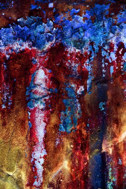 Alçı tuğla duvarın boş eski sanat dokusu. Yaprak dokusuyla boyanmış taş tuğla duvarın çatlaklarıyla kötü çizilmiş yüzey. Hasarlı alçıyla binanın ön cephesini ovaladım.