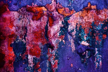 Alçı tuğla duvarın boş eski sanat dokusu. Yaprak dokusuyla boyanmış taş tuğla duvarın çatlaklarıyla kötü çizilmiş yüzey. Hasarlı alçıyla binanın ön cephesini ovaladım.