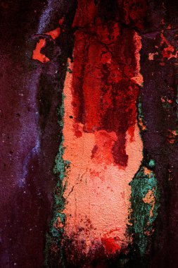 Alçı tuğla duvarın boş eski sanat dokusu. Yaprak dokusuyla boyanmış taş tuğla duvarın çatlaklarıyla kötü çizilmiş yüzey. Hasarlı alçıyla binanın ön cephesini ovaladım.