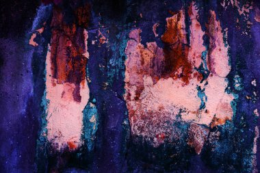 Alçı tuğla duvarın boş eski sanat dokusu. Yaprak dokusuyla boyanmış taş tuğla duvarın çatlaklarıyla kötü çizilmiş yüzey. Hasarlı alçıyla binanın ön cephesini ovaladım.