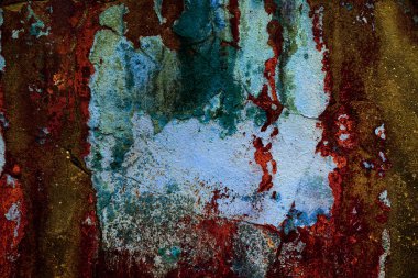 Alçı tuğla duvarın boş eski sanat dokusu. Yaprak dokusuyla boyanmış taş tuğla duvarın çatlaklarıyla kötü çizilmiş yüzey. Hasarlı alçıyla binanın ön cephesini ovaladım.