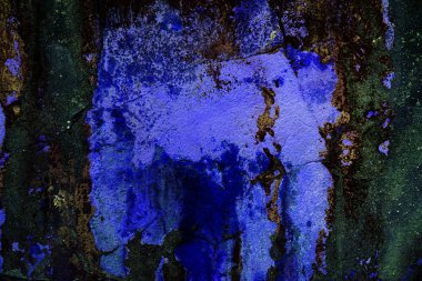 Alçı tuğla duvarın boş eski sanat dokusu. Yaprak dokusuyla boyanmış taş tuğla duvarın çatlaklarıyla kötü çizilmiş yüzey. Hasarlı alçıyla binanın ön cephesini ovaladım.