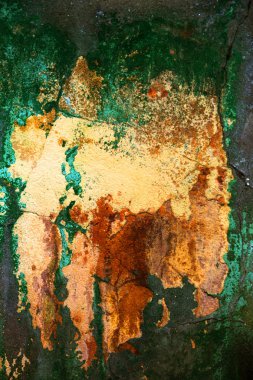 Alçı tuğla duvarın boş eski sanat dokusu. Yaprak dokusuyla boyanmış taş tuğla duvarın çatlaklarıyla kötü çizilmiş yüzey. Hasarlı alçıyla binanın ön cephesini ovaladım.