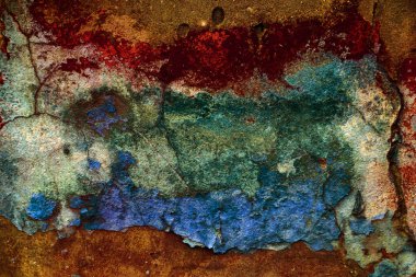 Alçı tuğla duvarın boş eski sanat dokusu. Yaprak dokusuyla boyanmış taş tuğla duvarın çatlaklarıyla kötü çizilmiş yüzey. Hasarlı alçıyla binanın ön cephesini ovaladım.