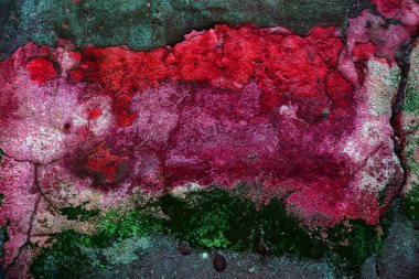 Alçı tuğla duvarın boş eski sanat dokusu. Yaprak dokusuyla boyanmış taş tuğla duvarın çatlaklarıyla kötü çizilmiş yüzey. Hasarlı alçıyla binanın ön cephesini ovaladım.