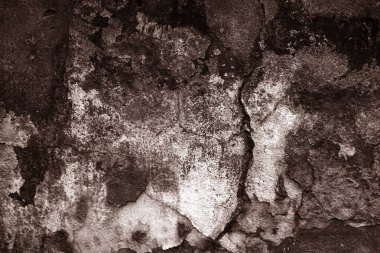 Alçı tuğla duvarın boş eski sanat dokusu. Yaprak dokusuyla boyanmış taş tuğla duvarın çatlaklarıyla kötü çizilmiş yüzey. Hasarlı alçıyla binanın ön cephesini ovaladım.