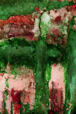 Alçı tuğla duvarın boş eski sanat dokusu. Yaprak dokusuyla boyanmış taş tuğla duvarın çatlaklarıyla kötü çizilmiş yüzey. Hasarlı alçıyla binanın ön cephesini ovaladım.