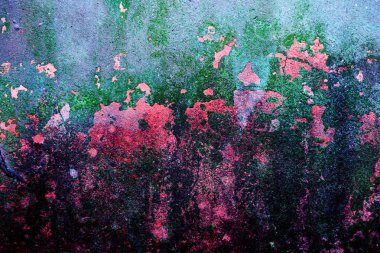 Alçı tuğla duvarın boş eski sanat dokusu. Yaprak dokusuyla boyanmış taş tuğla duvarın çatlaklarıyla kötü çizilmiş yüzey. Hasarlı alçıyla binanın ön cephesini ovaladım.