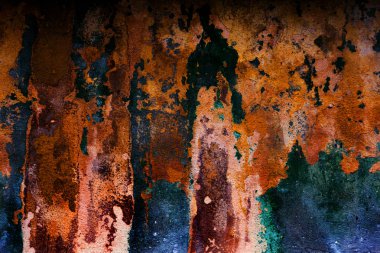 Alçı tuğla duvarın boş eski sanat dokusu. Yaprak dokusuyla boyanmış taş tuğla duvarın çatlaklarıyla kötü çizilmiş yüzey. Hasarlı alçıyla binanın ön cephesini ovaladım.